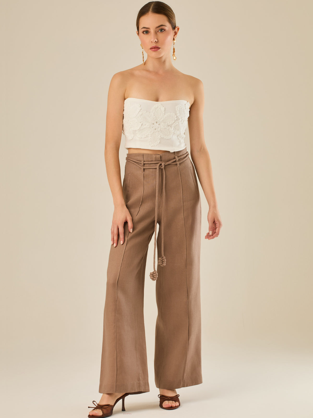 Pantalón amplio de tiro alto con caída recta y detalle de cinturón largo anudado al frente. Su diseño favorecedor y versátil lo convierte en una opción perfecta para crear looks pulidos, frescos y con un estilo contemporáneo.
Detalles:
Color: Taupe
Material: 100% lino. 