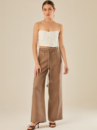 Pantalón amplio de tiro alto con caída recta y detalle de cinturón largo anudado al frente. Su diseño favorecedor y versátil lo convierte en una opción perfecta para crear looks pulidos, frescos y con un estilo contemporáneo.
Detalles:
Color: Taupe
Material: 100% lino. 