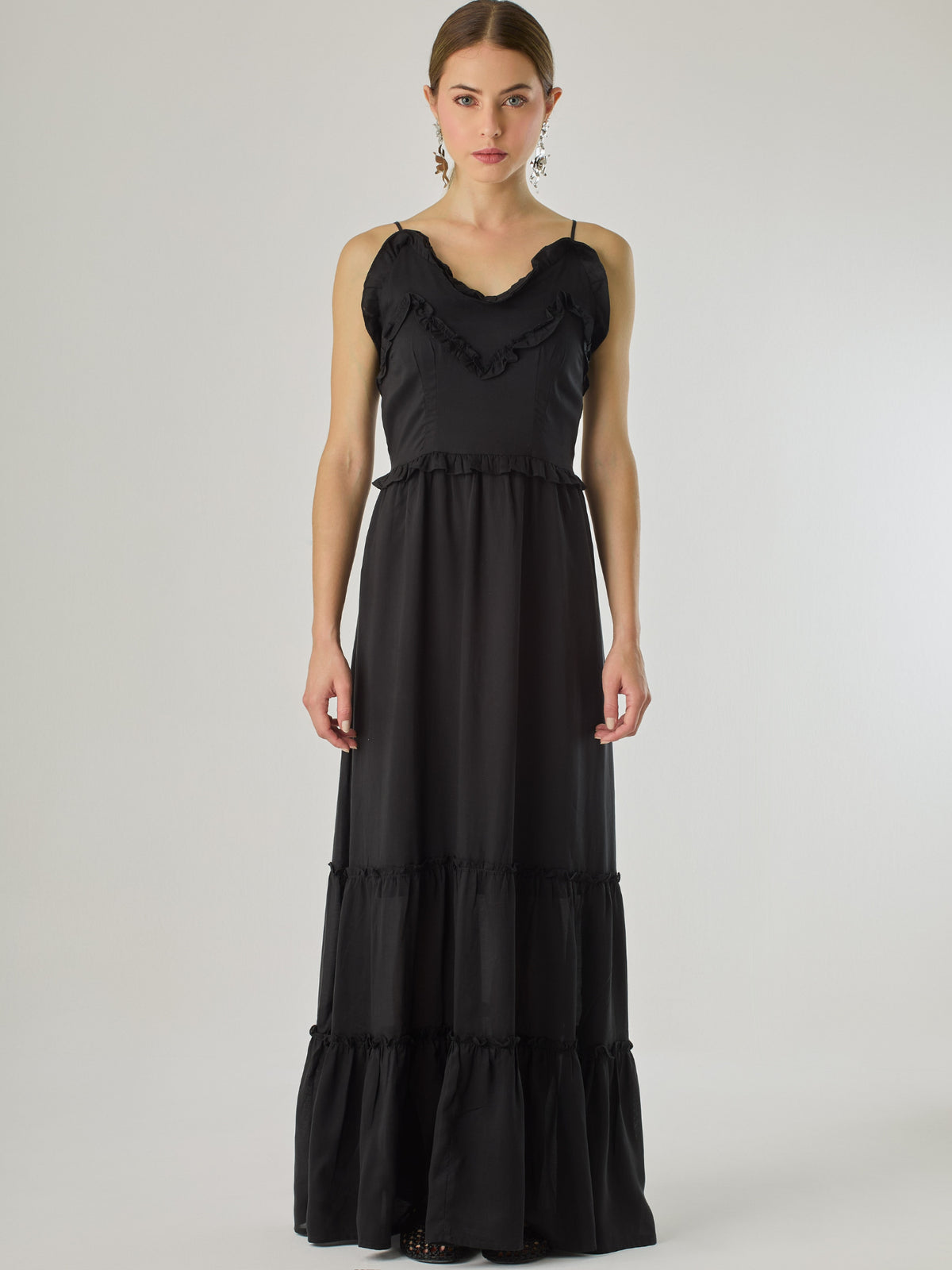 Vestido largo con volantes delicados y silueta fluida, ideal para un look femenino y relajado. Su diseño cómodo y versátil combina elegancia natural con un toque romántico, perfecto para los días cálidos.
Detalles:
Color: Negro
Material: 100% Lyocel