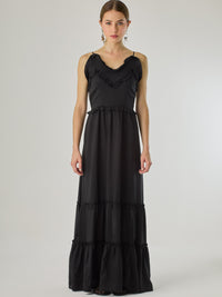 Vestido largo con volantes delicados y silueta fluida, ideal para un look femenino y relajado. Su diseño cómodo y versátil combina elegancia natural con un toque romántico, perfecto para los días cálidos.
Detalles:
Color: Negro
Material: 100% Lyocel