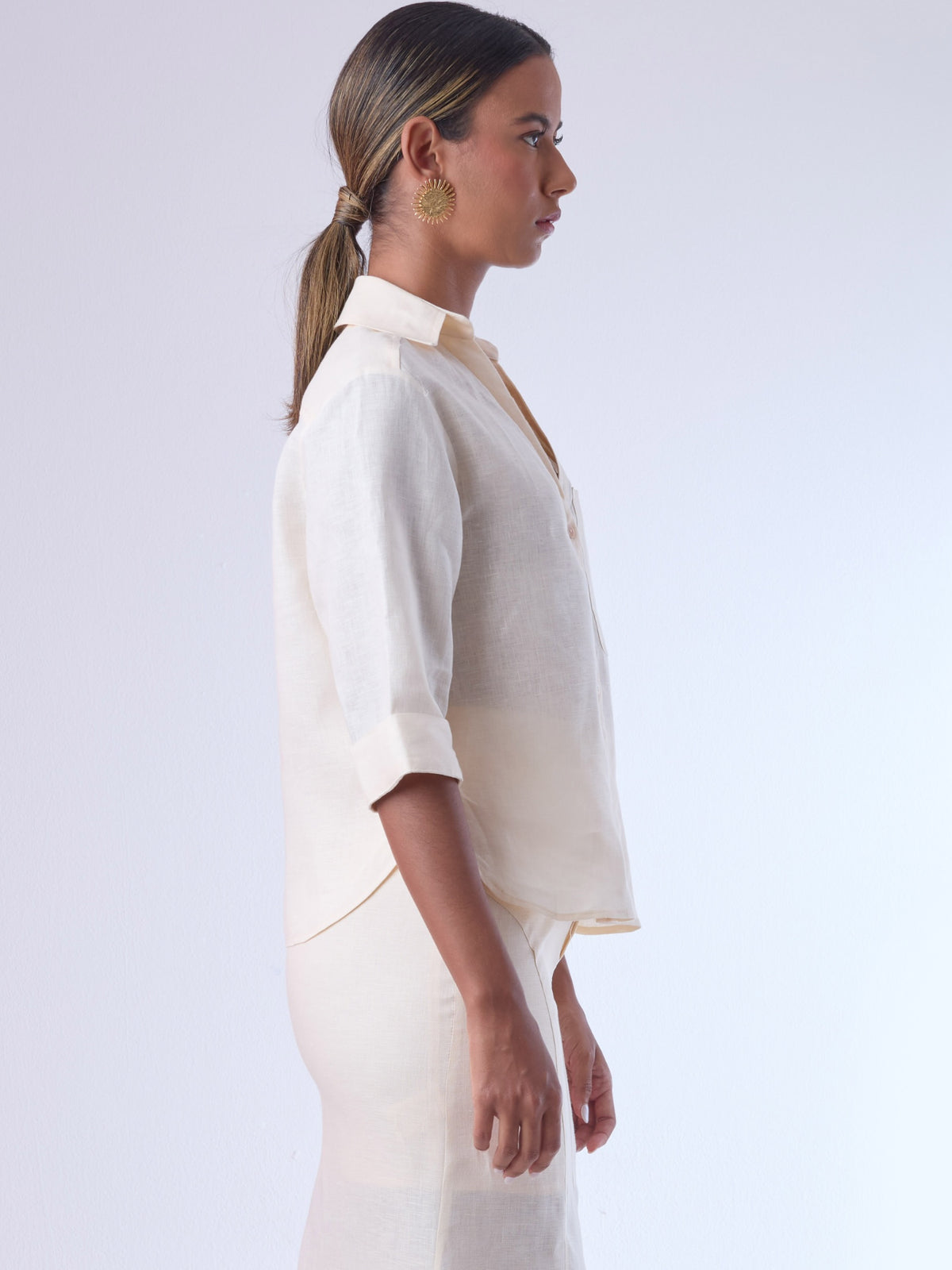 Ligera, versátil y refinada. Esta blusa de corte recto incorpora un bolsillo frontal y cuello camisero para un look pulido sin esfuerzo. Las mangas tres cuartos con puño doblado aportan un aire relajado pero estructurado, ideal para combinaciones formales o atuendos casuales con un toque sofisticado.
Detalles:
Color: Sand