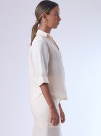 Ligera, versátil y refinada. Esta blusa de corte recto incorpora un bolsillo frontal y cuello camisero para un look pulido sin esfuerzo. Las mangas tres cuartos con puño doblado aportan un aire relajado pero estructurado, ideal para combinaciones formales o atuendos casuales con un toque sofisticado.
Detalles:
Color: Sand