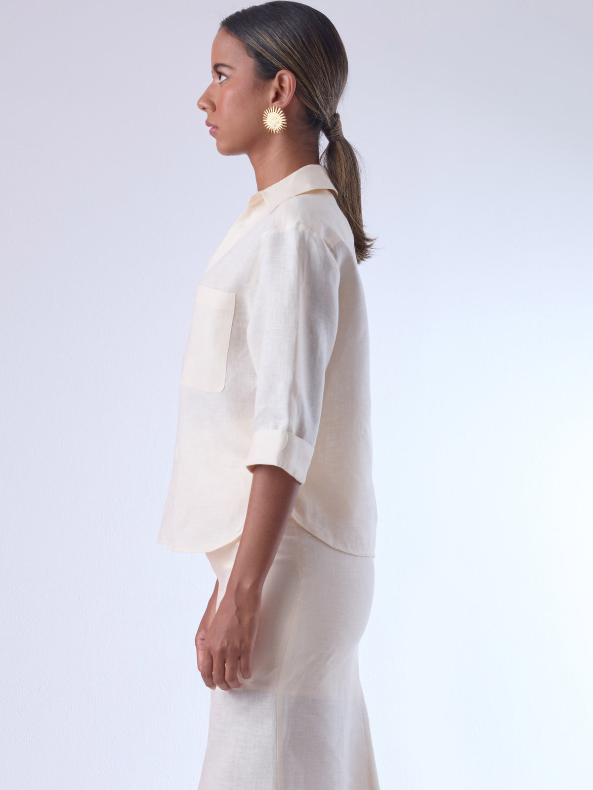 Ligera, versátil y refinada. Esta blusa de corte recto incorpora un bolsillo frontal y cuello camisero para un look pulido sin esfuerzo. Las mangas tres cuartos con puño doblado aportan un aire relajado pero estructurado, ideal para combinaciones formales o atuendos casuales con un toque sofisticado.
Detalles:
Color: Sand