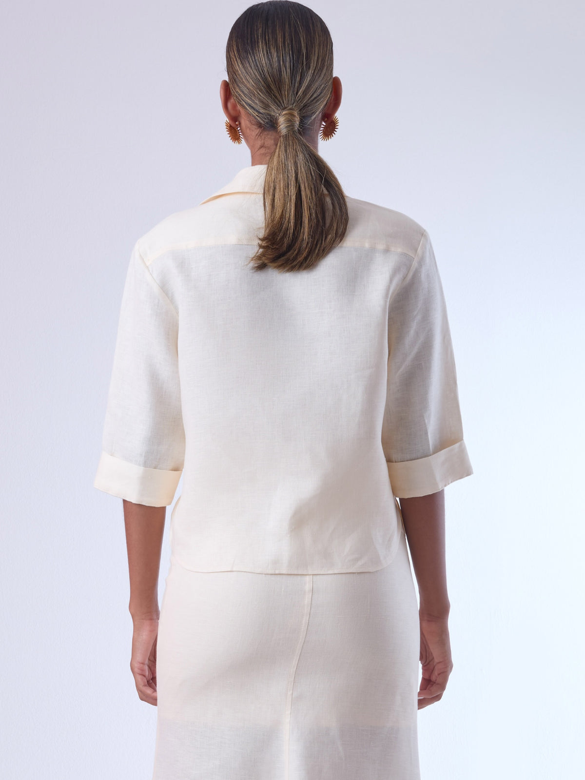 Ligera, versátil y refinada. Esta blusa de corte recto incorpora un bolsillo frontal y cuello camisero para un look pulido sin esfuerzo. Las mangas tres cuartos con puño doblado aportan un aire relajado pero estructurado, ideal para combinaciones formales o atuendos casuales con un toque sofisticado.
Detalles:
Color: Sand