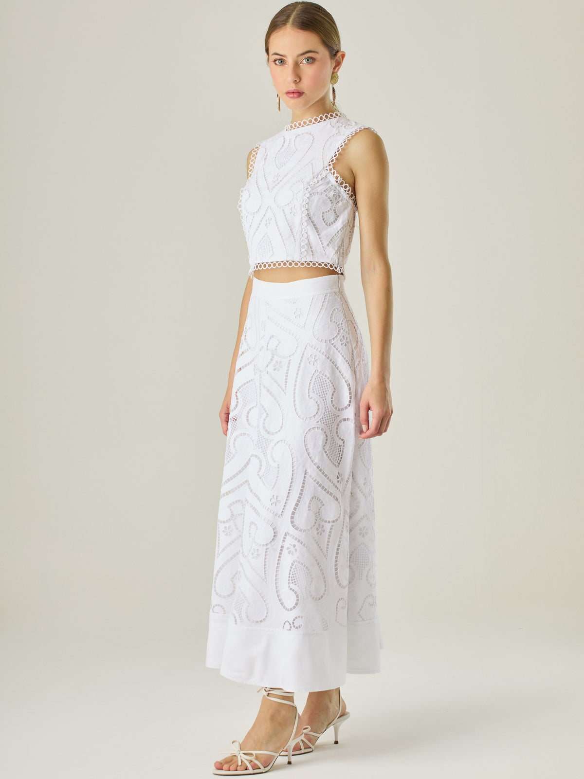 Falda larga con bordado calado y terminación ancha en el ruedo, ideal para un look fresco y elegante. Su diseño romántico y femenino destaca por los detalles artesanales, perfectos para ocasiones especiales o estilismos veraniegos con un toque sofisticado.
Detalles:
Color: Blanco