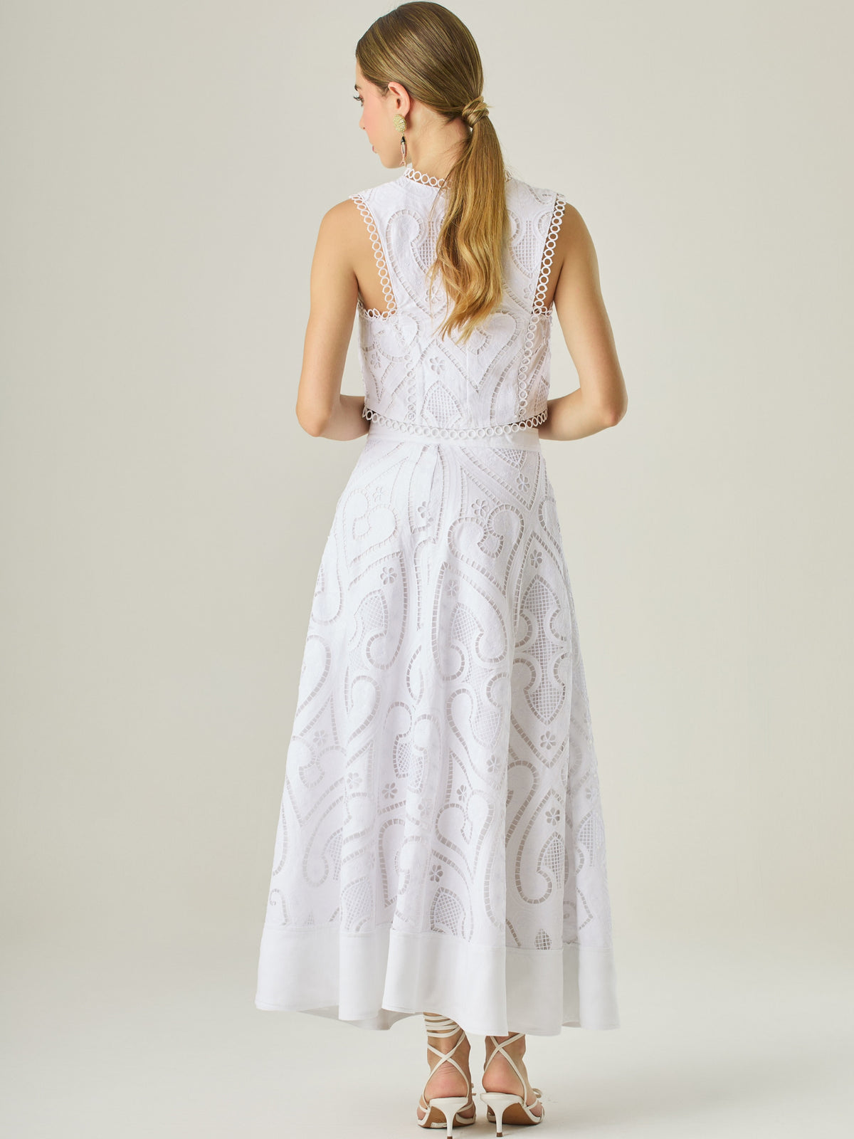 Falda larga con bordado calado y terminación ancha en el ruedo, ideal para un look fresco y elegante. Su diseño romántico y femenino destaca por los detalles artesanales, perfectos para ocasiones especiales o estilismos veraniegos con un toque sofisticado.
Detalles:
Color: Blanco