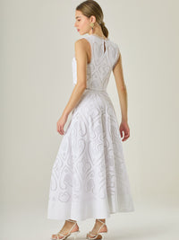 Falda larga con bordado calado y terminación ancha en el ruedo, ideal para un look fresco y elegante. Su diseño romántico y femenino destaca por los detalles artesanales, perfectos para ocasiones especiales o estilismos veraniegos con un toque sofisticado.
Detalles:
Color: Blanco