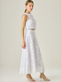 Falda larga con bordado calado y terminación ancha en el ruedo, ideal para un look fresco y elegante. Su diseño romántico y femenino destaca por los detalles artesanales, perfectos para ocasiones especiales o estilismos veraniegos con un toque sofisticado.
Detalles:
Color: Blanco