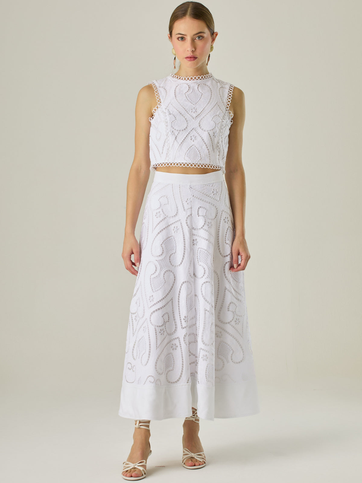 Falda larga con bordado calado y terminación ancha en el ruedo, ideal para un look fresco y elegante. Su diseño romántico y femenino destaca por los detalles artesanales, perfectos para ocasiones especiales o estilismos veraniegos con un toque sofisticado.
Detalles:
Color: Blanco