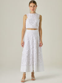 Falda larga con bordado calado y terminación ancha en el ruedo, ideal para un look fresco y elegante. Su diseño romántico y femenino destaca por los detalles artesanales, perfectos para ocasiones especiales o estilismos veraniegos con un toque sofisticado.
Detalles:
Color: Blanco