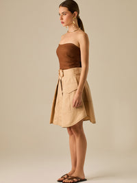 Falda corta tipo cargo con bolsillos frontales y cinturón ancho que define la cintura. Su diseño estructurado y moderno aporta un estilo casual con carácter, ideal para crear looks versátiles y urbanos con un toque utilitario.
Detalles:
Color: Sand