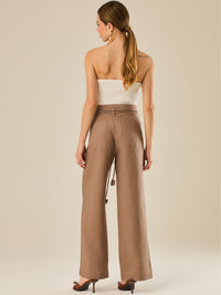 Pantalón amplio de tiro alto con caída recta y detalle de cinturón largo anudado al frente. Su diseño favorecedor y versátil lo convierte en una opción perfecta para crear looks pulidos, frescos y con un estilo contemporáneo.
Detalles:
Color: Taupe
Material: 100% lino. 