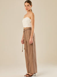 Pantalón amplio de tiro alto con caída recta y detalle de cinturón largo anudado al frente. Su diseño favorecedor y versátil lo convierte en una opción perfecta para crear looks pulidos, frescos y con un estilo contemporáneo.
Detalles:
Color: Taupe
Material: 100% lino. 