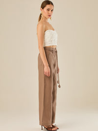 Pantalón amplio de tiro alto con caída recta y detalle de cinturón largo anudado al frente. Su diseño favorecedor y versátil lo convierte en una opción perfecta para crear looks pulidos, frescos y con un estilo contemporáneo.
Detalles:
Color: Taupe
Material: 100% lino. 