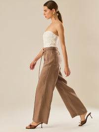 Pantalón amplio de tiro alto con caída recta y detalle de cinturón largo anudado al frente. Su diseño favorecedor y versátil lo convierte en una opción perfecta para crear looks pulidos, frescos y con un estilo contemporáneo.
Detalles:
Color: Taupe
Material: 100% lino. 