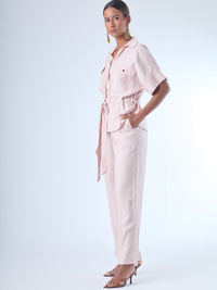 Pantalón de corte recto y silueta relajada, con cintura elástica que se adapta cómodamente al cuerpo. La tela fluida le da un movimiento suave y elegante, ideal para un look casual con un toque refinado. El largo llega justo al tobillo, perfecto para combinar con sandalias o tacones bajos. Su diseño limpio lo convierte en una pieza versátil para múltiples ocasiones
Detalles:
Color: Rosa
Material: 89% Rayon 11% Poliester 