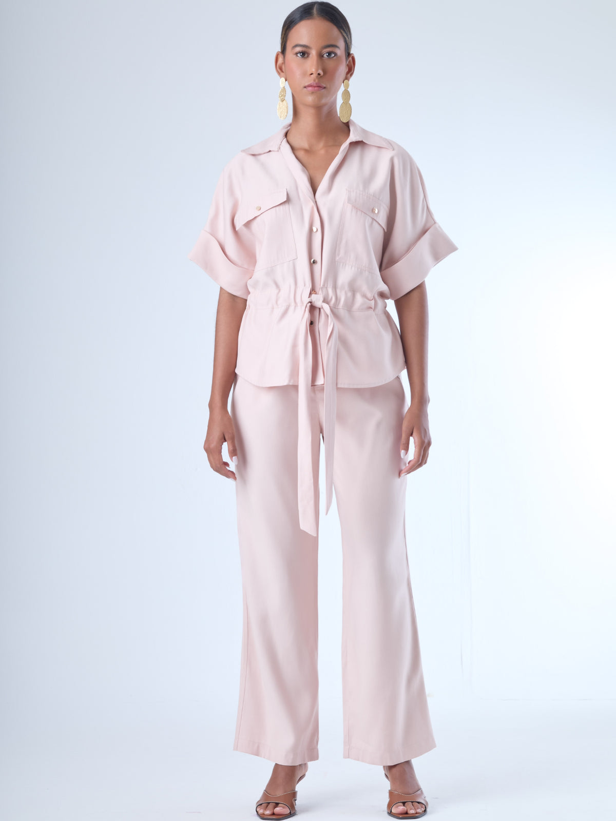 Pantalón de corte recto y silueta relajada, con cintura elástica que se adapta cómodamente al cuerpo. La tela fluida le da un movimiento suave y elegante, ideal para un look casual con un toque refinado. El largo llega justo al tobillo, perfecto para combinar con sandalias o tacones bajos. Su diseño limpio lo convierte en una pieza versátil para múltiples ocasiones
Detalles:
Color: Rosa
Material: 89% Rayon 11% Poliester 