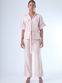 Pantalón de corte recto y silueta relajada, con cintura elástica que se adapta cómodamente al cuerpo. La tela fluida le da un movimiento suave y elegante, ideal para un look casual con un toque refinado. El largo llega justo al tobillo, perfecto para combinar con sandalias o tacones bajos. Su diseño limpio lo convierte en una pieza versátil para múltiples ocasiones
Detalles:
Color: Rosa
Material: 89% Rayon 11% Poliester 