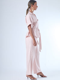 Pantalón de corte recto y silueta relajada, con cintura elástica que se adapta cómodamente al cuerpo. La tela fluida le da un movimiento suave y elegante, ideal para un look casual con un toque refinado. El largo llega justo al tobillo, perfecto para combinar con sandalias o tacones bajos. Su diseño limpio lo convierte en una pieza versátil para múltiples ocasiones
Detalles:
Color: Rosa
Material: 89% Rayon 11% Poliester 