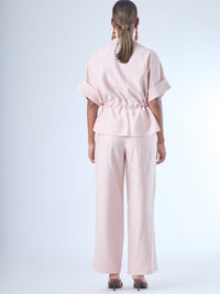 Pantalón de corte recto y silueta relajada, con cintura elástica que se adapta cómodamente al cuerpo. La tela fluida le da un movimiento suave y elegante, ideal para un look casual con un toque refinado. El largo llega justo al tobillo, perfecto para combinar con sandalias o tacones bajos. Su diseño limpio lo convierte en una pieza versátil para múltiples ocasiones
Detalles:
Color: Rosa
Material: 89% Rayon 11% Poliester 