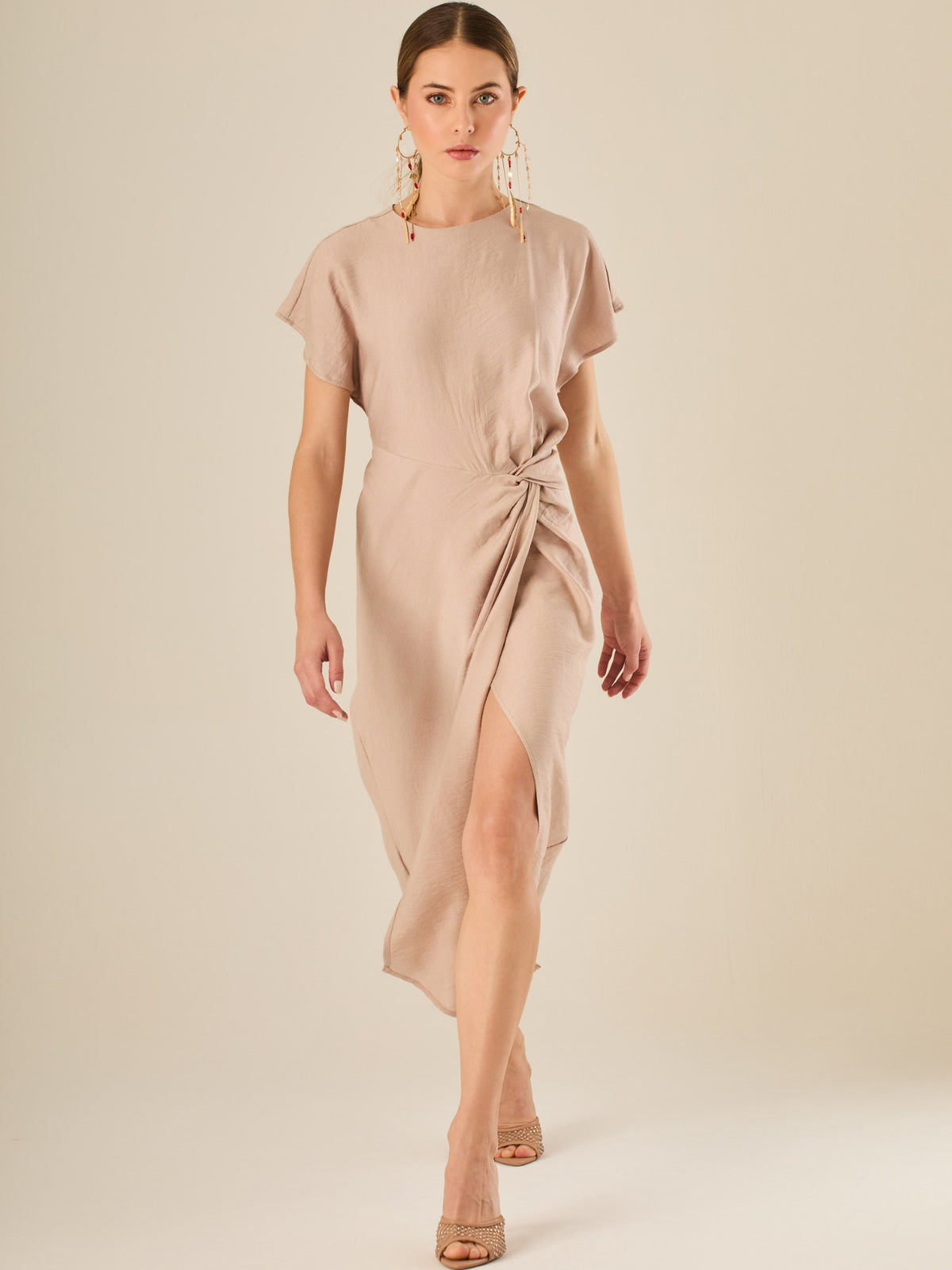 Vestido midi de silueta envolvente con nudo lateral y mangas cortas fluidas. Su diseño delicado y femenino crea un efecto favorecedor en la figura, ideal para un look elegante con frescura y sencillez natural.
Detalles:
Color:Sand
Material: 90% Rayon 10% Nylon