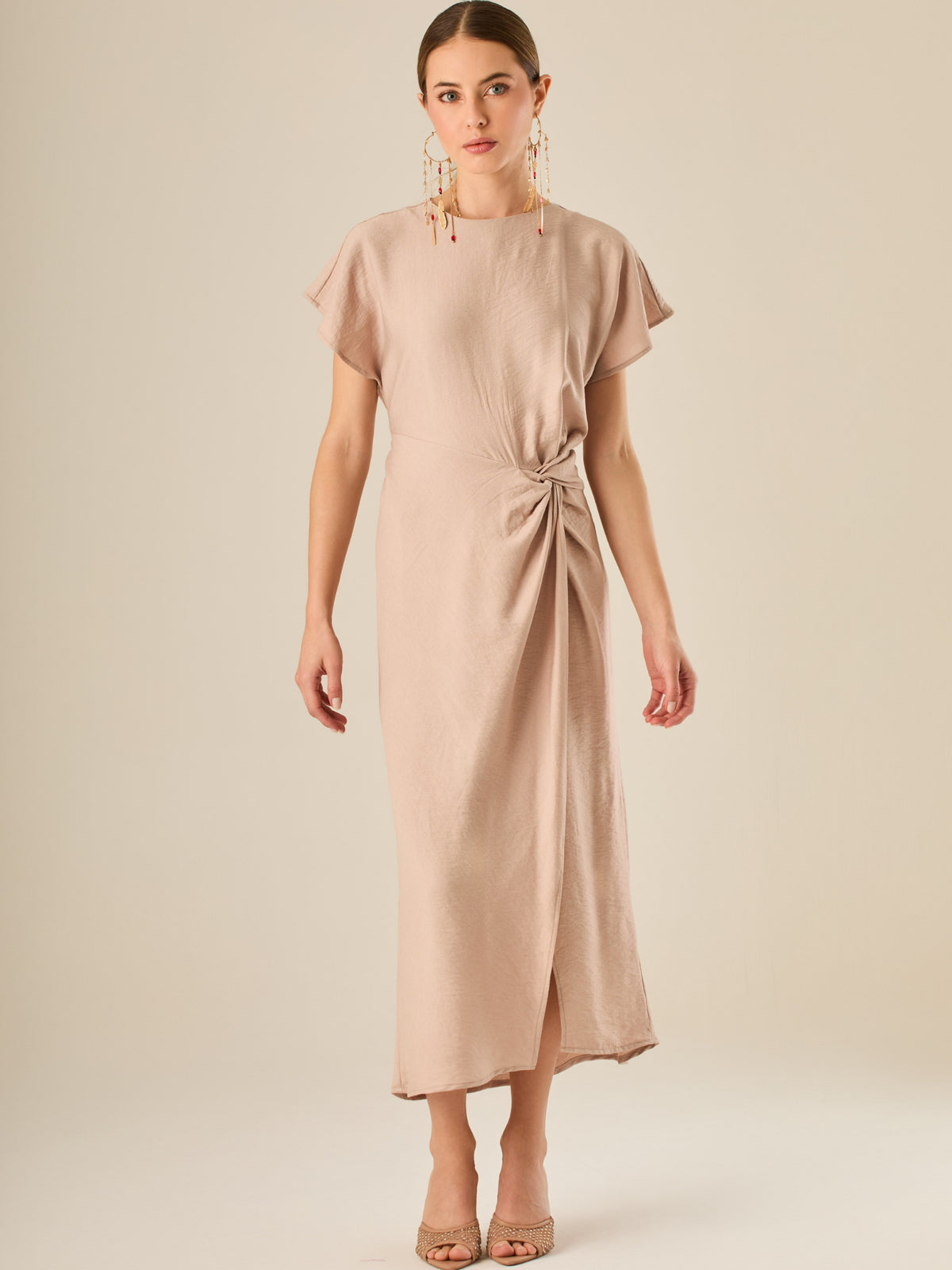 Vestido midi de silueta envolvente con nudo lateral y mangas cortas fluidas. Su diseño delicado y femenino crea un efecto favorecedor en la figura, ideal para un look elegante con frescura y sencillez natural.
Detalles:
Color:Sand
Material: 90% Rayon 10% Nylon
