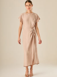 Vestido midi de silueta envolvente con nudo lateral y mangas cortas fluidas. Su diseño delicado y femenino crea un efecto favorecedor en la figura, ideal para un look elegante con frescura y sencillez natural.
Detalles:
Color:Sand
Material: 90% Rayon 10% Nylon