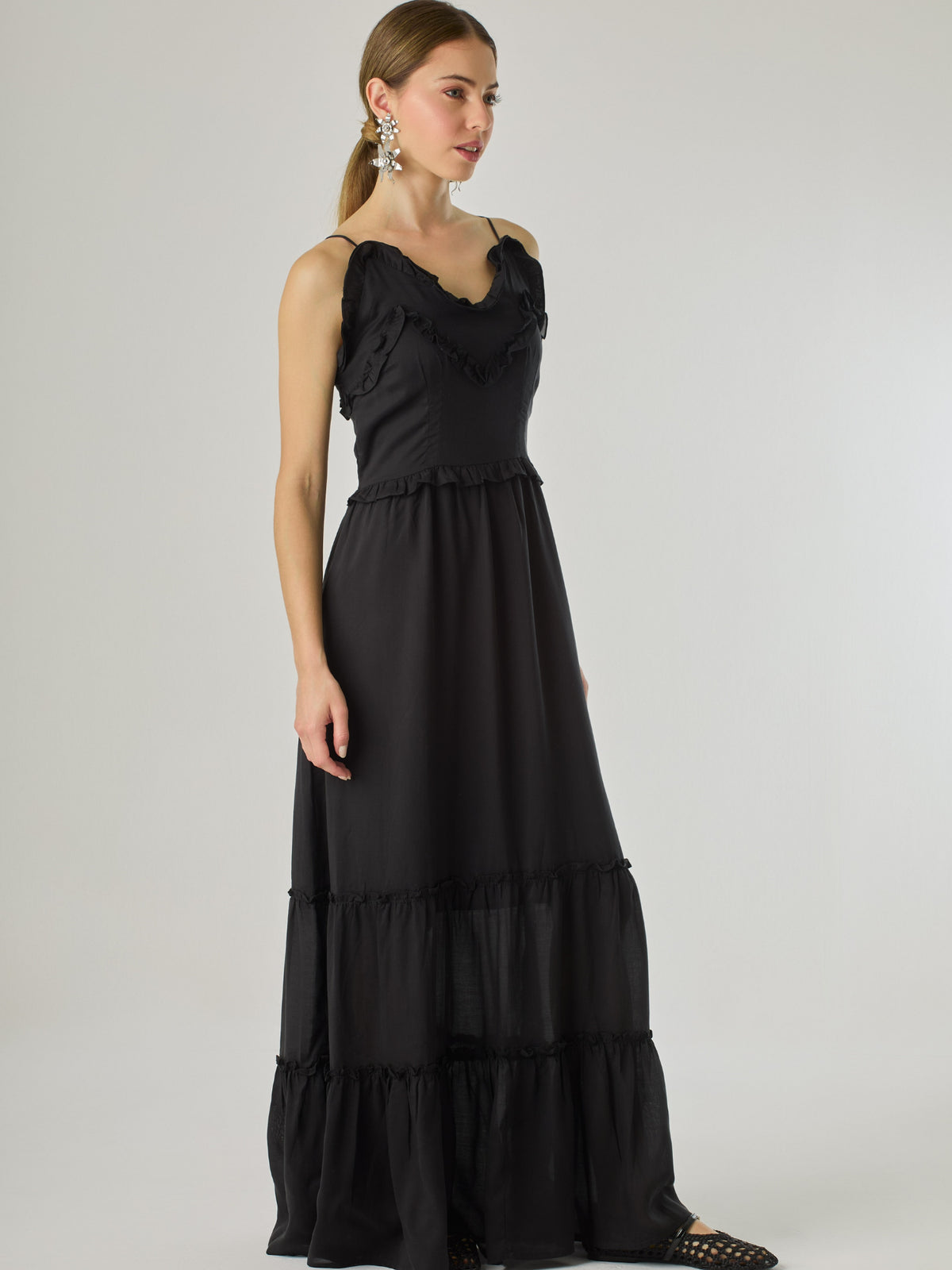 Vestido largo con volantes delicados y silueta fluida, ideal para un look femenino y relajado. Su diseño cómodo y versátil combina elegancia natural con un toque romántico, perfecto para los días cálidos.
Detalles:
Color: Negro
Material: 100% Lyocel