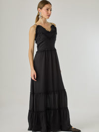 Vestido largo con volantes delicados y silueta fluida, ideal para un look femenino y relajado. Su diseño cómodo y versátil combina elegancia natural con un toque romántico, perfecto para los días cálidos.
Detalles:
Color: Negro
Material: 100% Lyocel