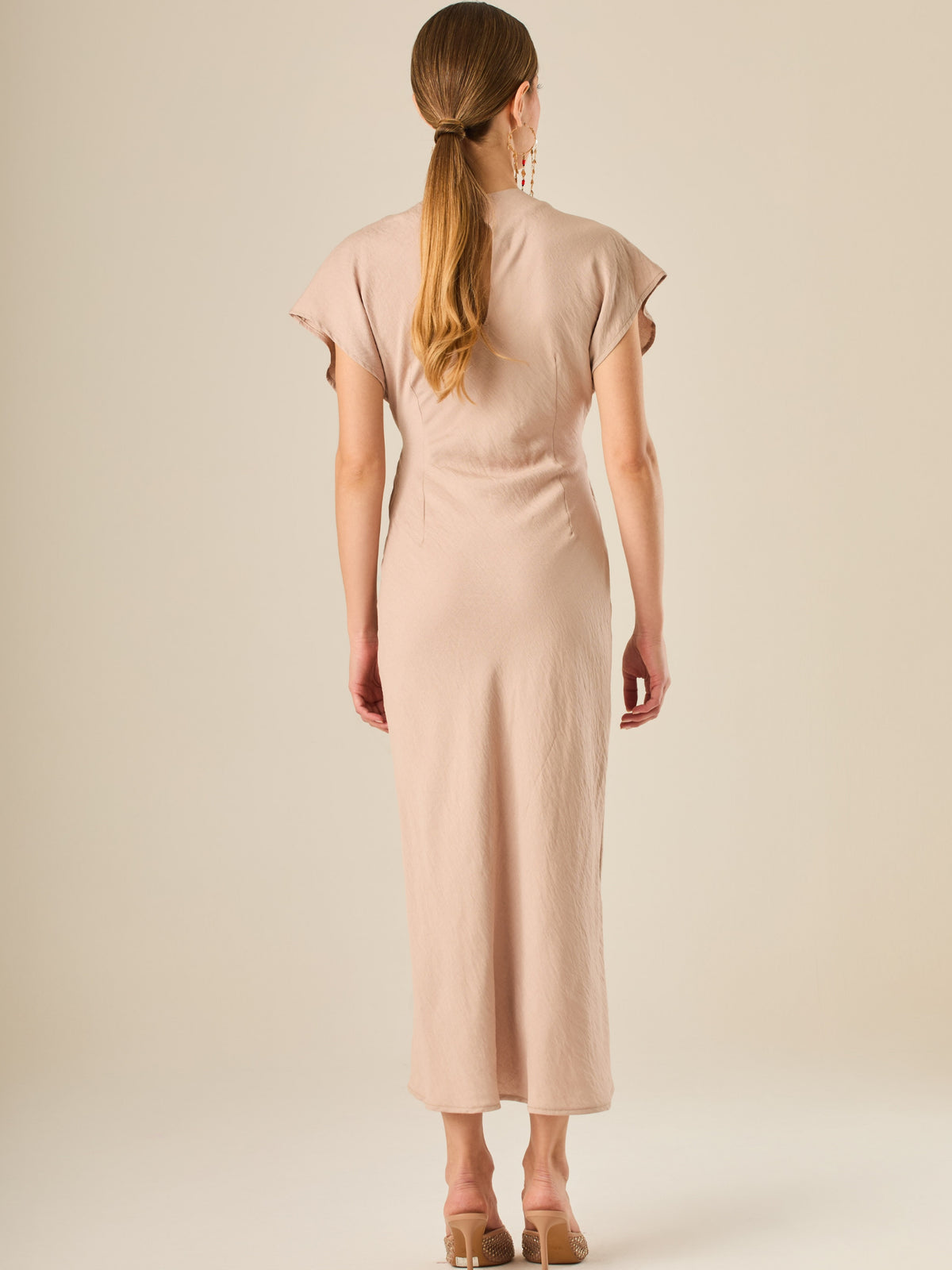 Vestido midi de silueta envolvente con nudo lateral y mangas cortas fluidas. Su diseño delicado y femenino crea un efecto favorecedor en la figura, ideal para un look elegante con frescura y sencillez natural.
Detalles:
Color:Sand
Material: 90% Rayon 10% Nylon