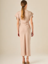 Vestido midi de silueta envolvente con nudo lateral y mangas cortas fluidas. Su diseño delicado y femenino crea un efecto favorecedor en la figura, ideal para un look elegante con frescura y sencillez natural.
Detalles:
Color:Sand
Material: 90% Rayon 10% Nylon