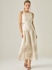 Vestido largo sin mangas con escote recto, aberturas laterales y detalle bordado en el bajo con motivos de inspiración natural. Su diseño limpio y femenino lo convierte en una opción ideal para un look sofisticado con un aire fresco y artesanal.
Detalles:
Color: Sand
