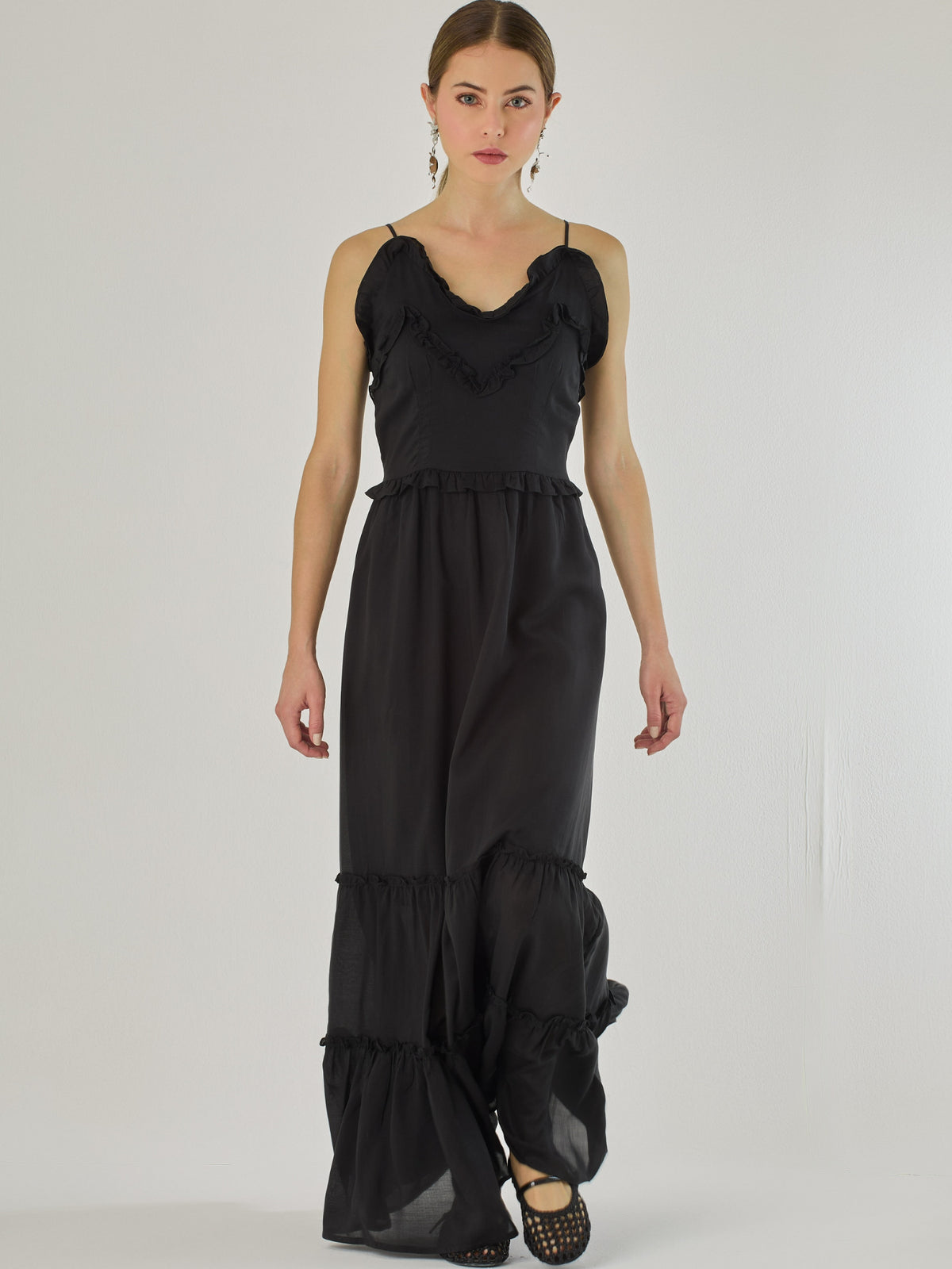 Vestido largo con volantes delicados y silueta fluida, ideal para un look femenino y relajado. Su diseño cómodo y versátil combina elegancia natural con un toque romántico, perfecto para los días cálidos.
Detalles:
Color: Negro
Material: 100% Lyocel