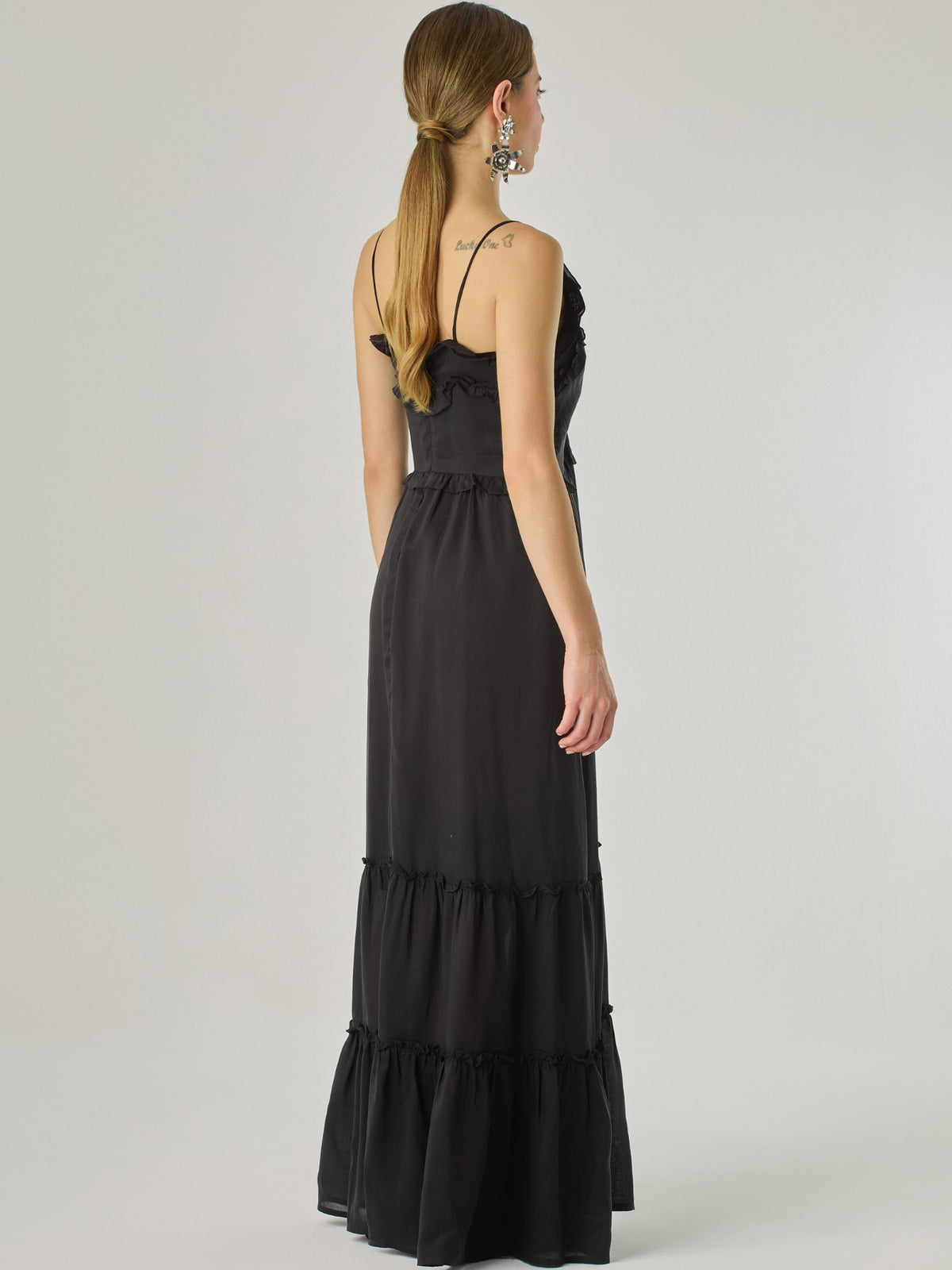 Vestido largo con volantes delicados y silueta fluida, ideal para un look femenino y relajado. Su diseño cómodo y versátil combina elegancia natural con un toque romántico, perfecto para los días cálidos.
Detalles:
Color: Negro
Material: 100% Lyocel