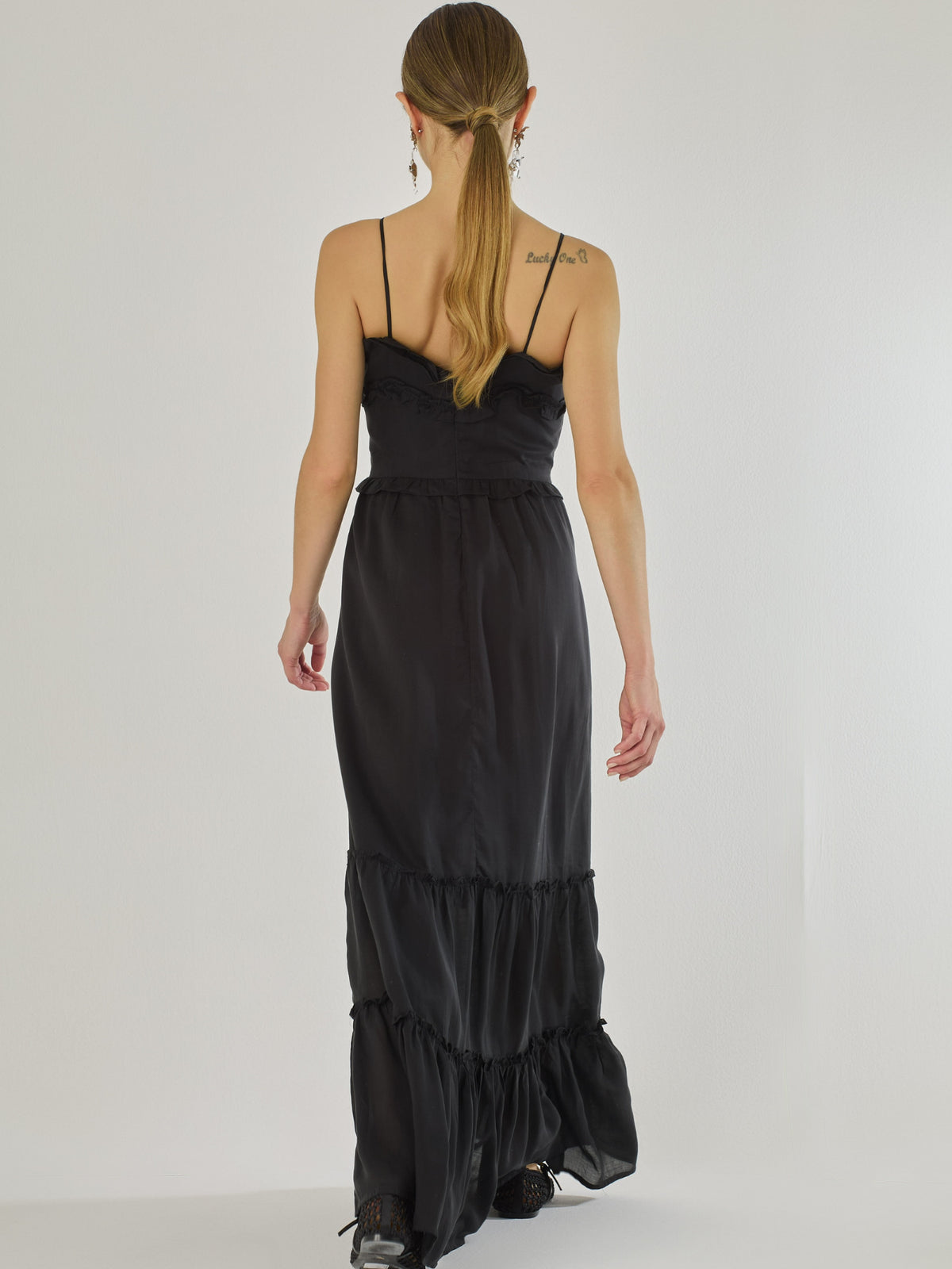 Vestido largo con volantes delicados y silueta fluida, ideal para un look femenino y relajado. Su diseño cómodo y versátil combina elegancia natural con un toque romántico, perfecto para los días cálidos.
Detalles:
Color: Negro
Material: 100% Lyocel