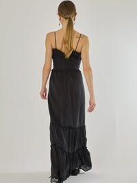 Vestido largo con volantes delicados y silueta fluida, ideal para un look femenino y relajado. Su diseño cómodo y versátil combina elegancia natural con un toque romántico, perfecto para los días cálidos.
Detalles:
Color: Negro
Material: 100% Lyocel