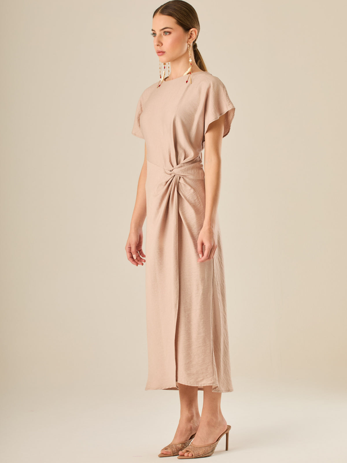 Vestido midi de silueta envolvente con nudo lateral y mangas cortas fluidas. Su diseño delicado y femenino crea un efecto favorecedor en la figura, ideal para un look elegante con frescura y sencillez natural.
Detalles:
Color:Sand
Material: 90% Rayon 10% Nylon
