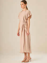 Vestido midi de silueta envolvente con nudo lateral y mangas cortas fluidas. Su diseño delicado y femenino crea un efecto favorecedor en la figura, ideal para un look elegante con frescura y sencillez natural.
Detalles:
Color:Sand
Material: 90% Rayon 10% Nylon