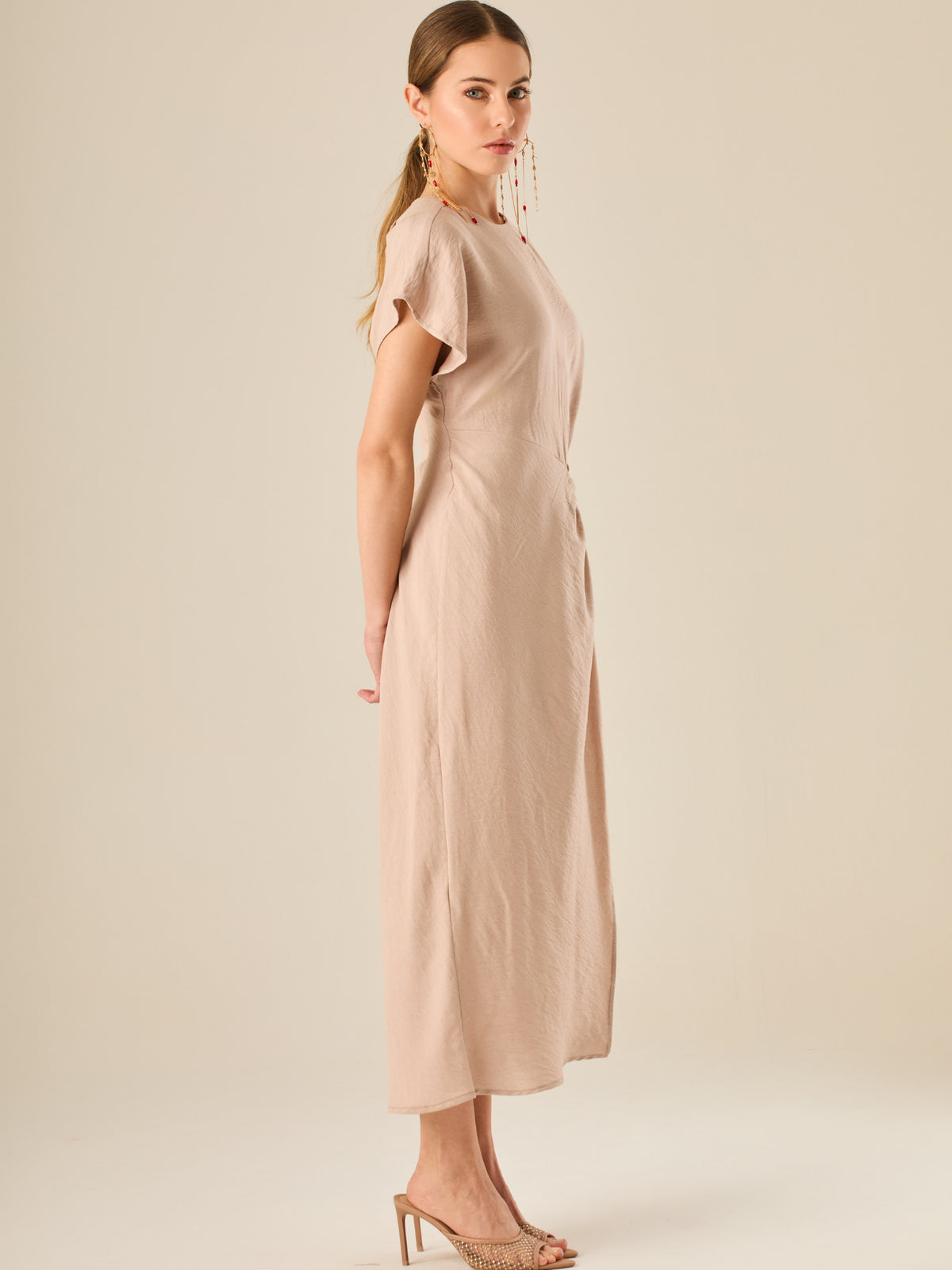 Vestido midi de silueta envolvente con nudo lateral y mangas cortas fluidas. Su diseño delicado y femenino crea un efecto favorecedor en la figura, ideal para un look elegante con frescura y sencillez natural.
Detalles:
Color:Sand
Material: 90% Rayon 10% Nylon