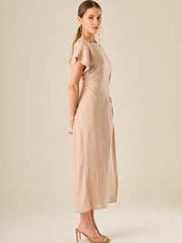 Vestido midi de silueta envolvente con nudo lateral y mangas cortas fluidas. Su diseño delicado y femenino crea un efecto favorecedor en la figura, ideal para un look elegante con frescura y sencillez natural.
Detalles:
Color:Sand
Material: 90% Rayon 10% Nylon