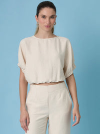 Blusa sand para mujer con diseño minimalista y silueta relajada que aporta elegancia natural. Ideal para looks casuales o sofisticados, esta blusa agositna sand es perfecta para combinar con pantalones de lino, faldas o jeans.