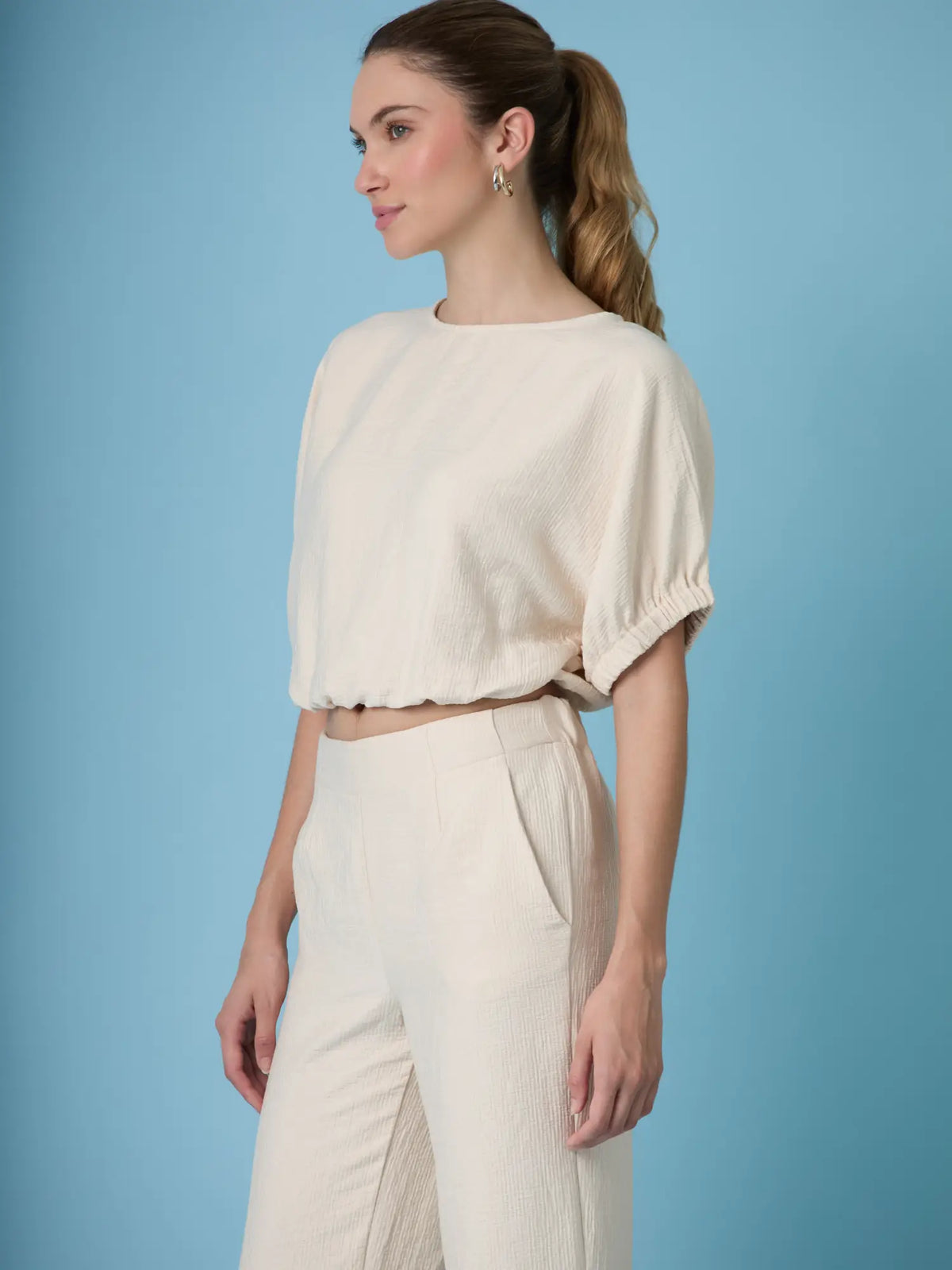 Blusa para mujer en tono sand con una estetica limpia y contemporanea. Su corte favorecedor y textura ligera hacen de esta blusa agositna sand una opcion ideal para quienes buscan prendas neutras y faciles de combinar.