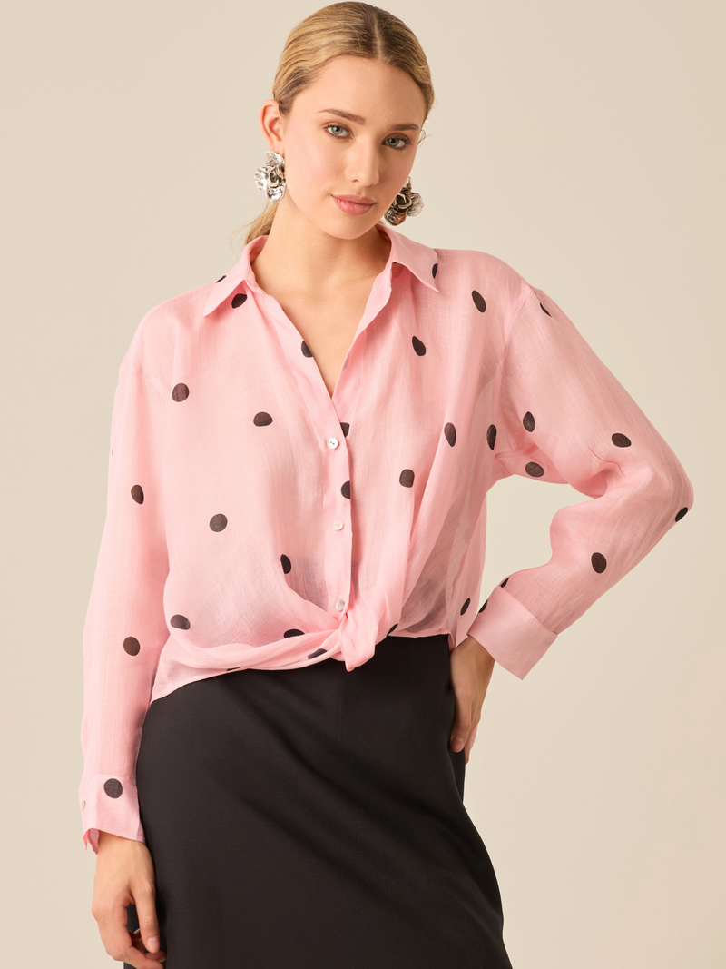 Blusa Alain color rosa con diseño femenino y detalles modernos para un look romántico.