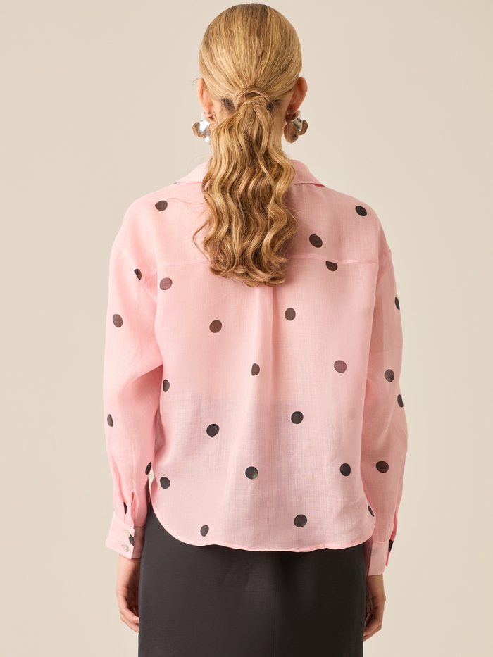 Blusa Alain en color rosa pastel, ideal para outfits femeninos y sofisticados.