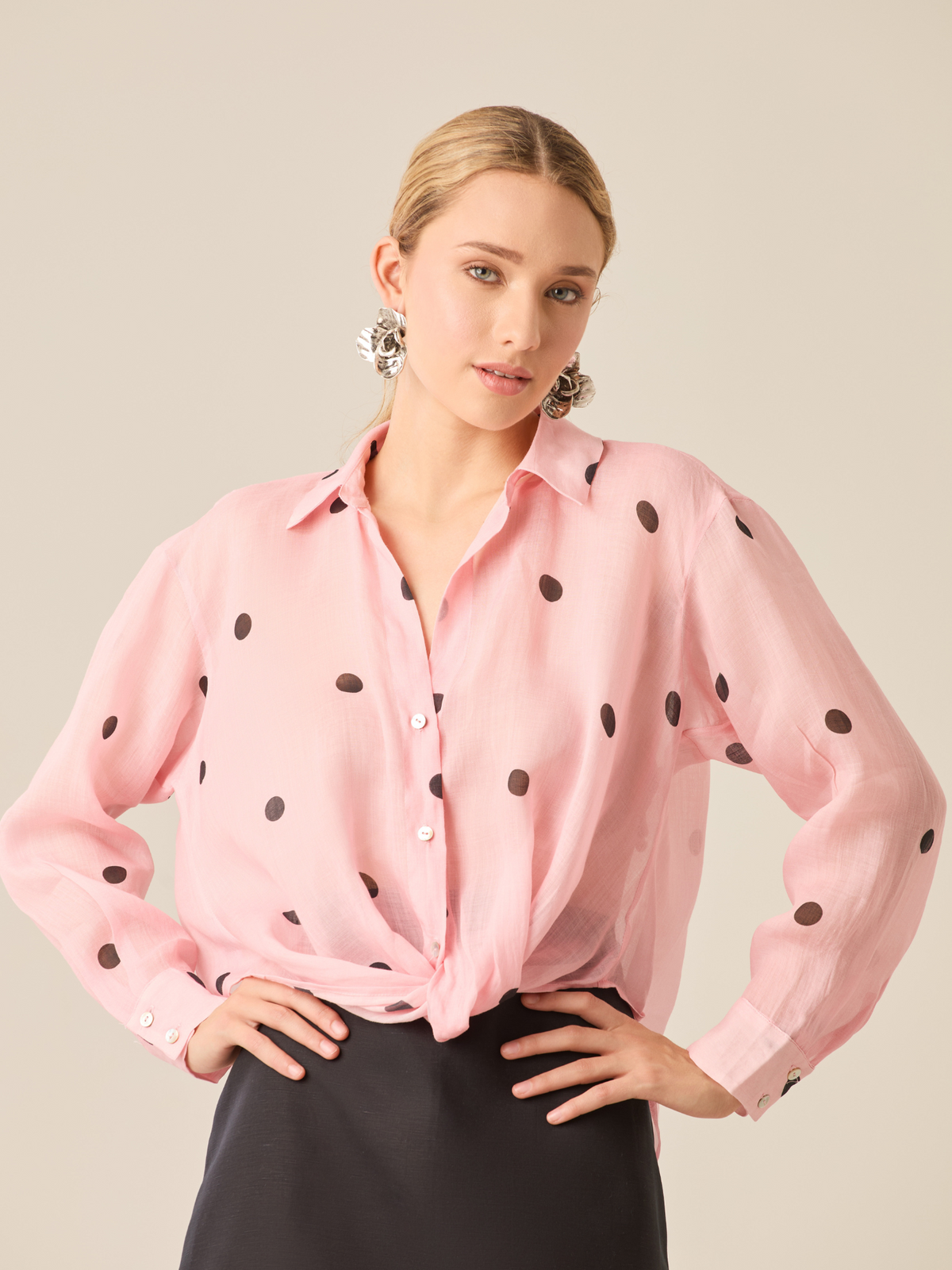 Blusa femenina Alain rosa, una prenda versátil para estilos casuales y semi-formales.