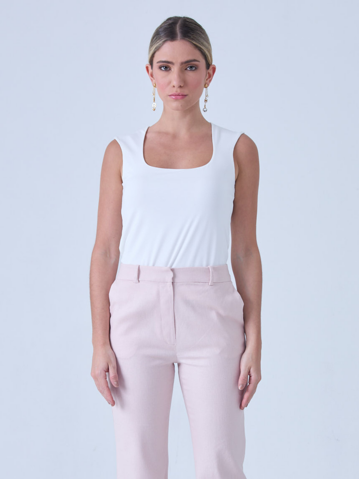 Blusa Amatista blanca con diseño clásico y detalles delicados para un look elegante.