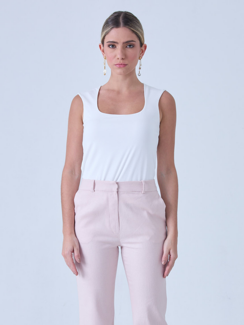 Blusa Amatista blanca con diseño clásico y detalles delicados para un look elegante.