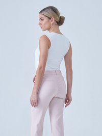 Blusa blanca Amatista, ideal para combinar con pantalones de vestir o faldas.