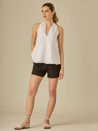 Blusa blanca Anell con corte moderno y textura suave.