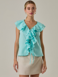 Blusa  con  escote en v y manga sisa, su diseño de arandelas delanteras hace que luzca elegante, es perfecta para looks sofisticados.

Color: Azul

Material: 83% Ramie 17% Algodón.
